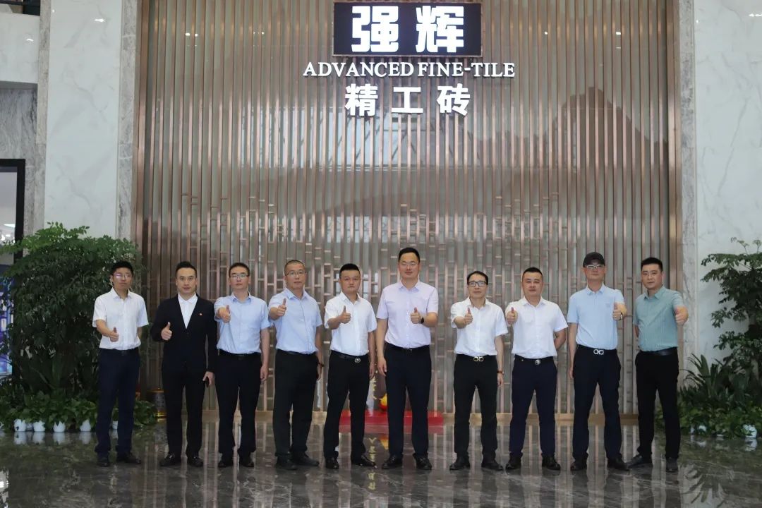強(qiáng)輝新品質(zhì)感大師又出圈？華美立家團(tuán)隊(duì)參觀強(qiáng)輝總部展廳！